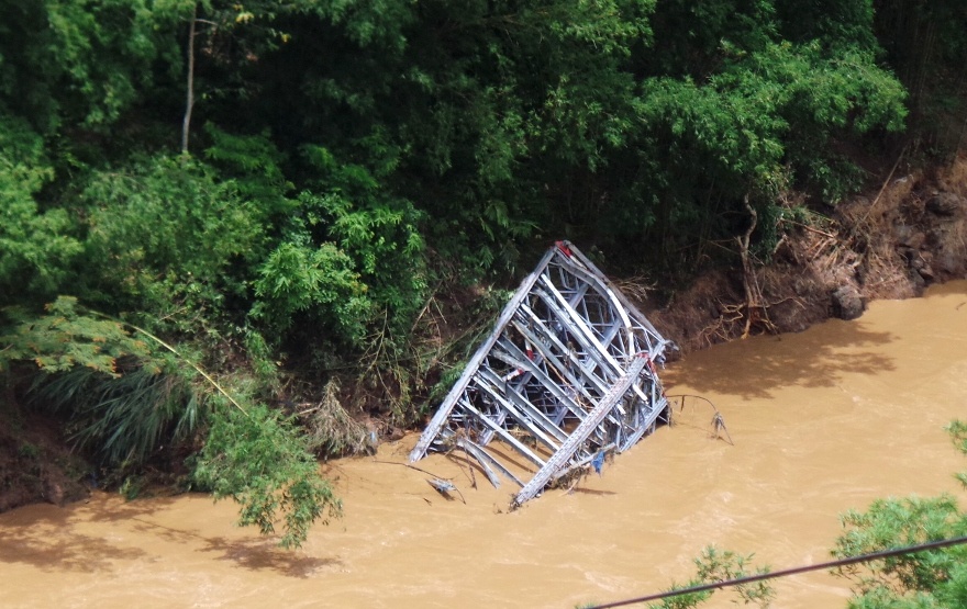 Cau 20 ty dong bi nuoc lu cuon troi hinh anh