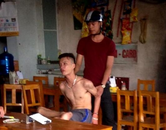 Nam thanh nien khien nhieu thuc khach hoang so bo chay hinh anh