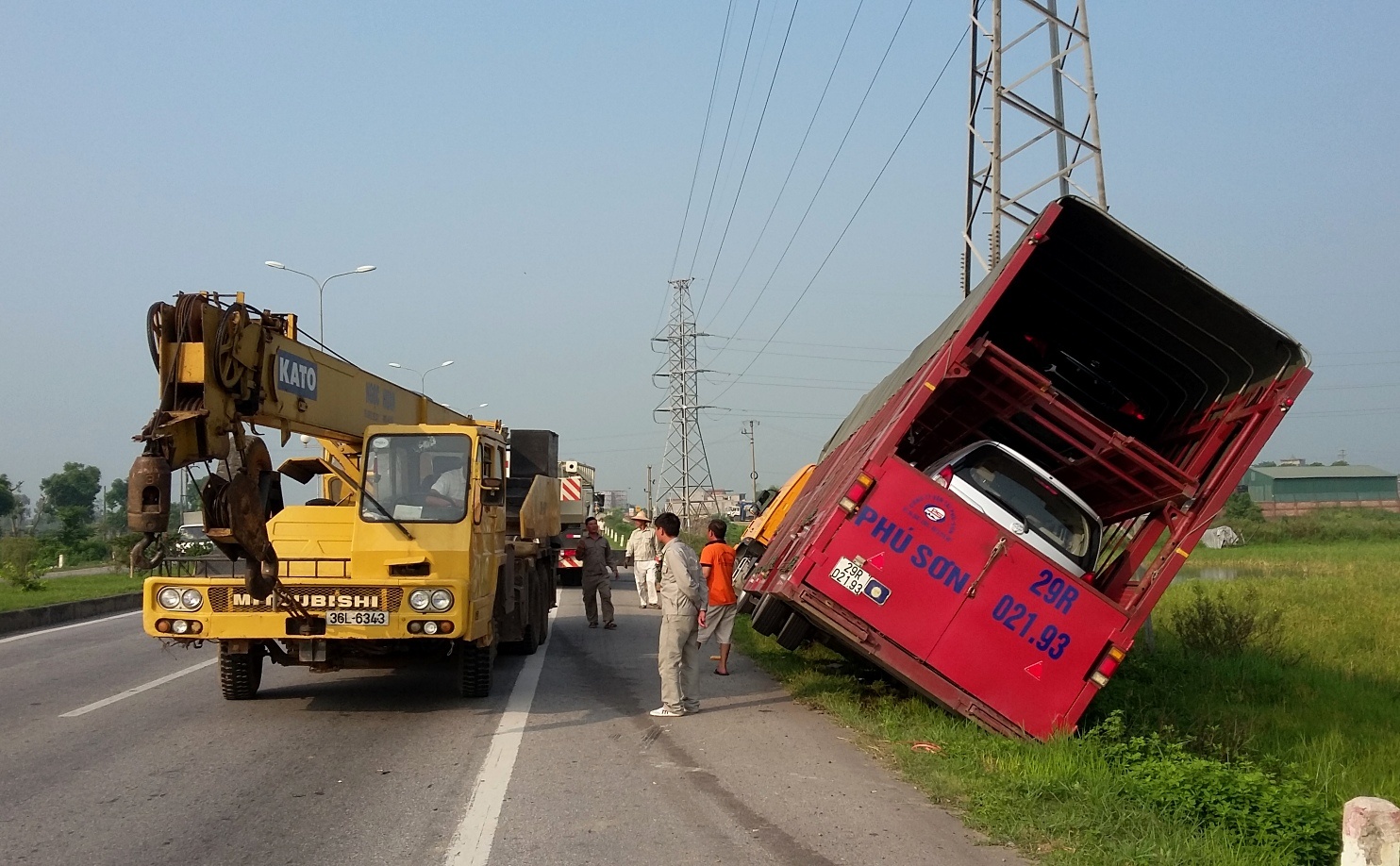 Xe dau keo cho 6 oto Toyota lao xuong ruong hinh anh