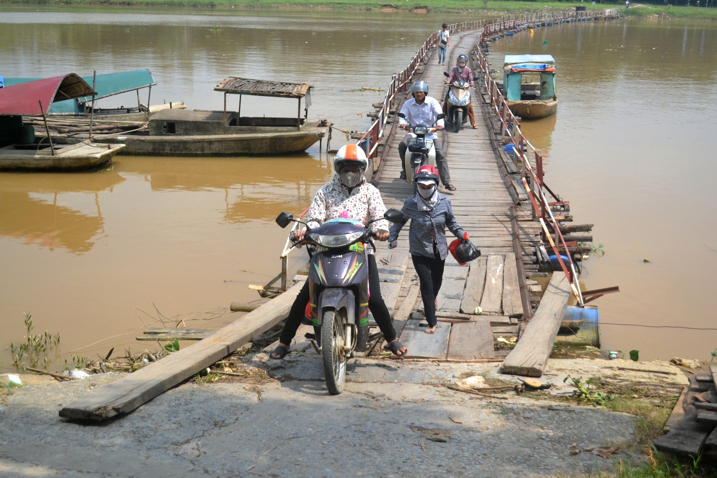 Tại Thanh Hóa, xã Thiệu Hợp (huyện Thiệu Hóa) và xã Thiệu Khánh (TP Thanh Hóa) bị ngăn cách bởi dòng sông Chu. Để kết nối hai xã, năm 1977, chính quyền địa phương đã cho xây dựng chiếc cầu phao Vồm bắc qua sông.