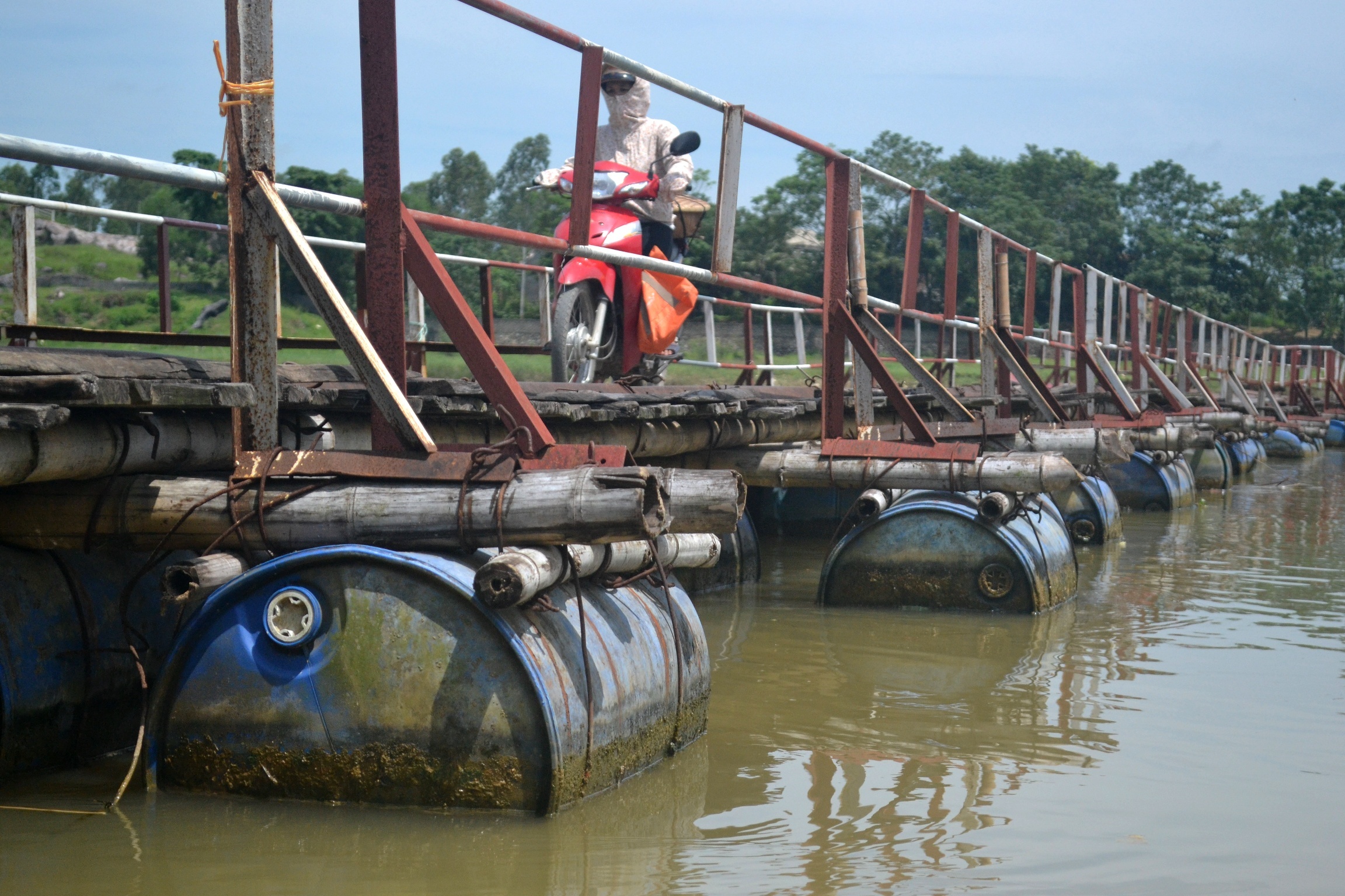 Cầu dài gần 200 m, rộng 2 m. Các phao nổi là hàng chục thùng phuy, nâng đỡ các thanh gỗ lỏng lẻo kết dính với nhau. Nhiều năm nay, chiếc cầu đã hư hỏng nghiêm trọng gây huy hiểm cho người và phương tiện qua lại.
