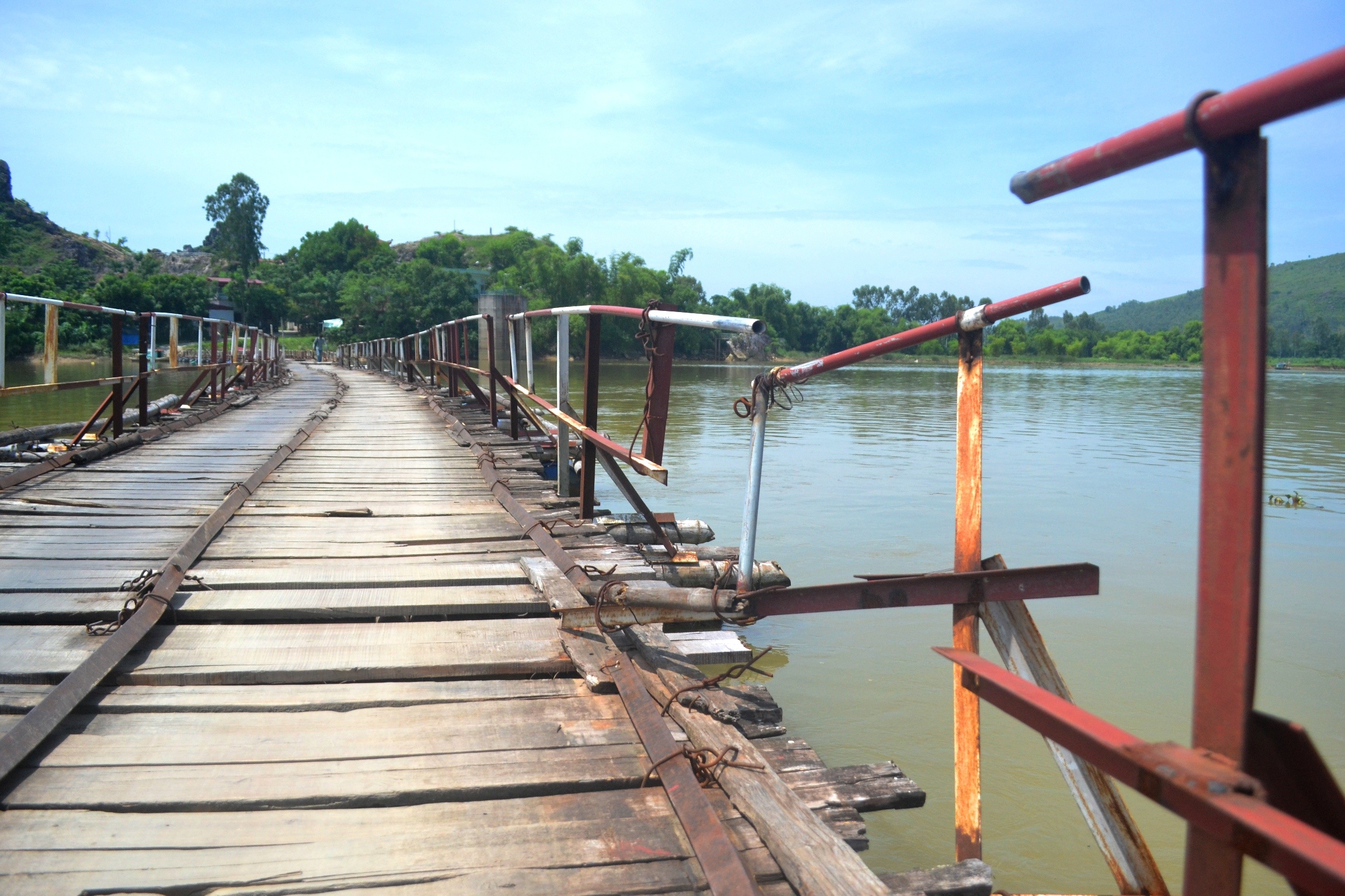 Mới đây, chính quyền đã cho lắp đặt thêm hệ thống lan can. Nhưng chỉ qua thời gian ngắn sử dụng, hệ thống này đã rệu rã, đứt gãy.