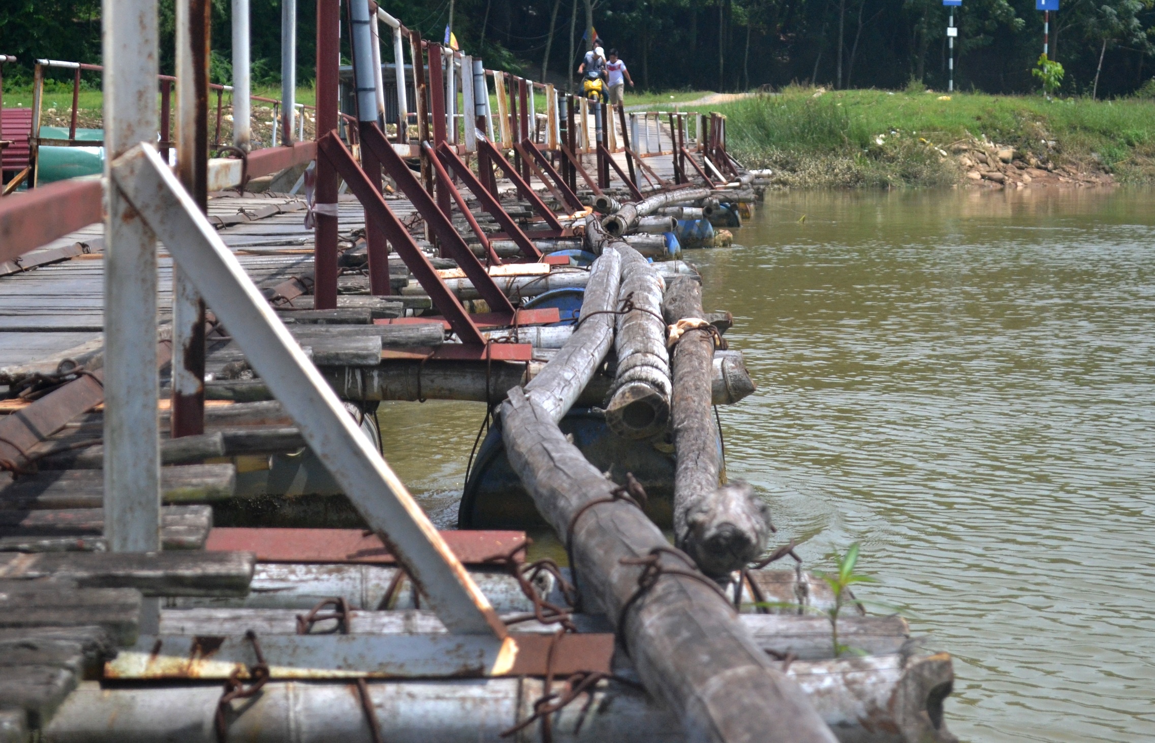 Mới đây, chính quyền đã cho lắp đặt thêm hệ thống lan can. Nhưng chỉ qua thời gian ngắn sử dụng, hệ thống này đã rệu rã, đứt gãy.