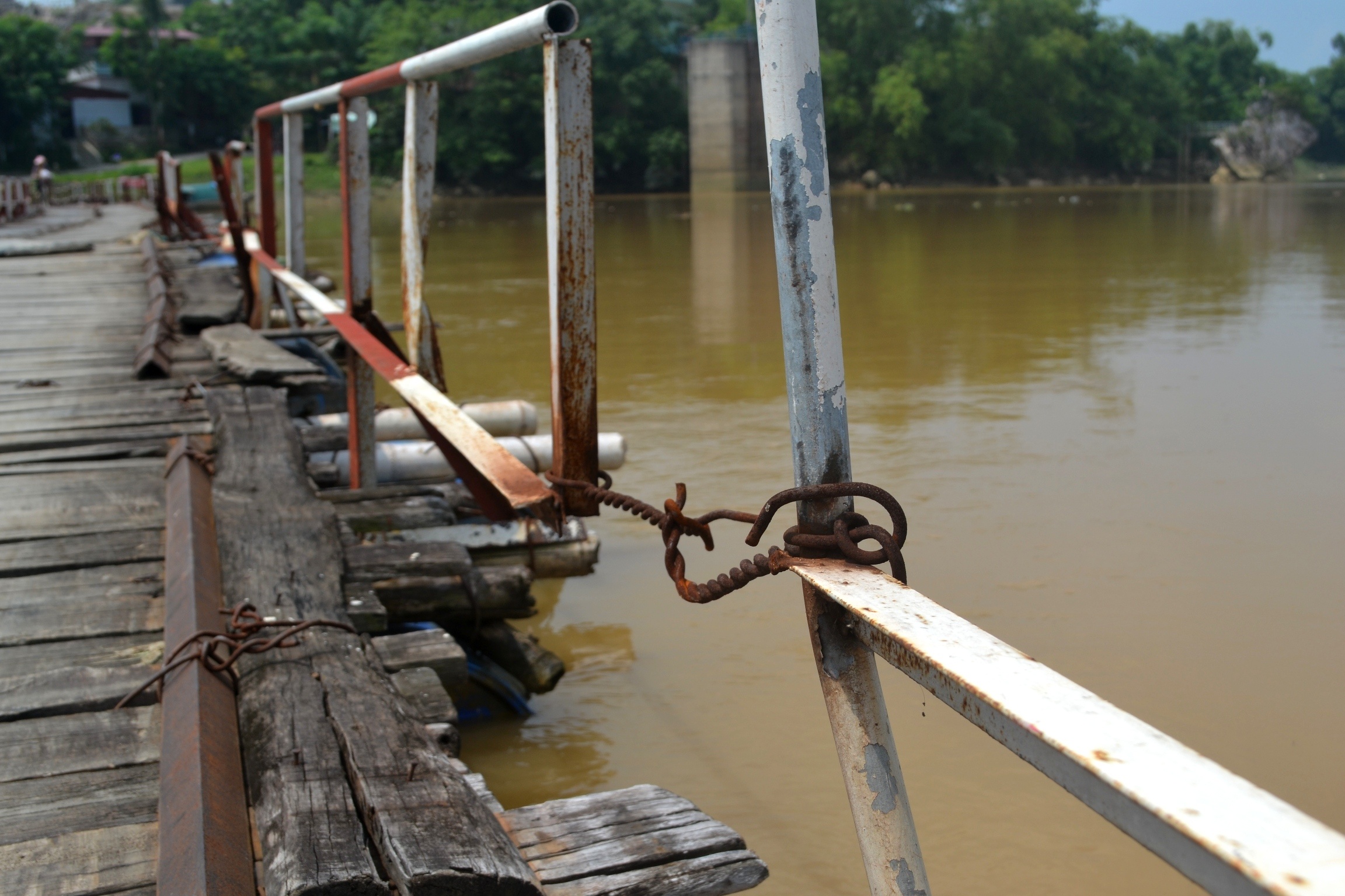 Các mối hàn, buộc thép hoen rỉ, dễ dàng đứt rời.