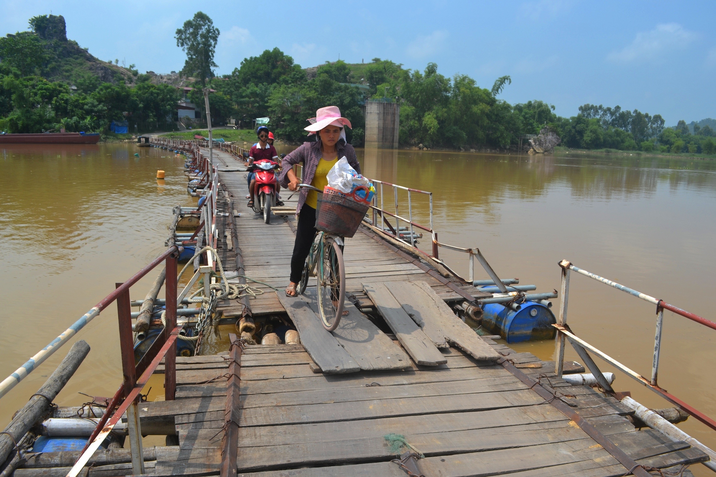 Dẫu biết hiểm nguy luôn rình rập, nhưng hằng ngày, người dân vẫn “đánh đu” mạng sống đi qua cầu. Bởi nếu đi các con đường vòng theo bờ đê rồi qua đò sẽ bất tiện, mất thời gian.