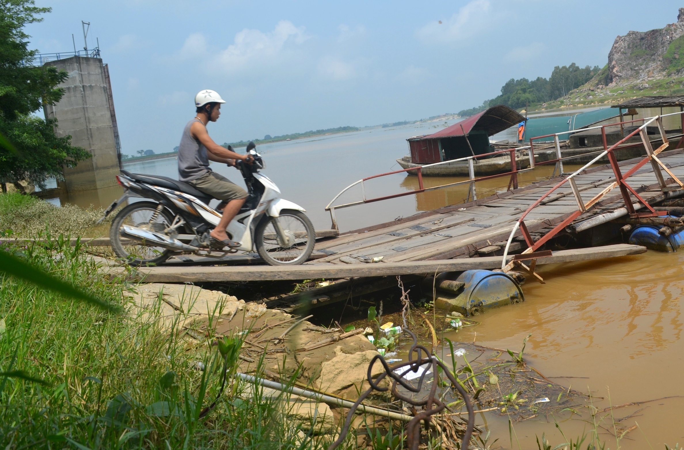 Theo người dân, chuyện bị trượt ngã, xe và người lao xuống sông khi đi qua chiếc cầu này thường xảy ra thường xuyên, nhất là trong những ngày mưa gió.