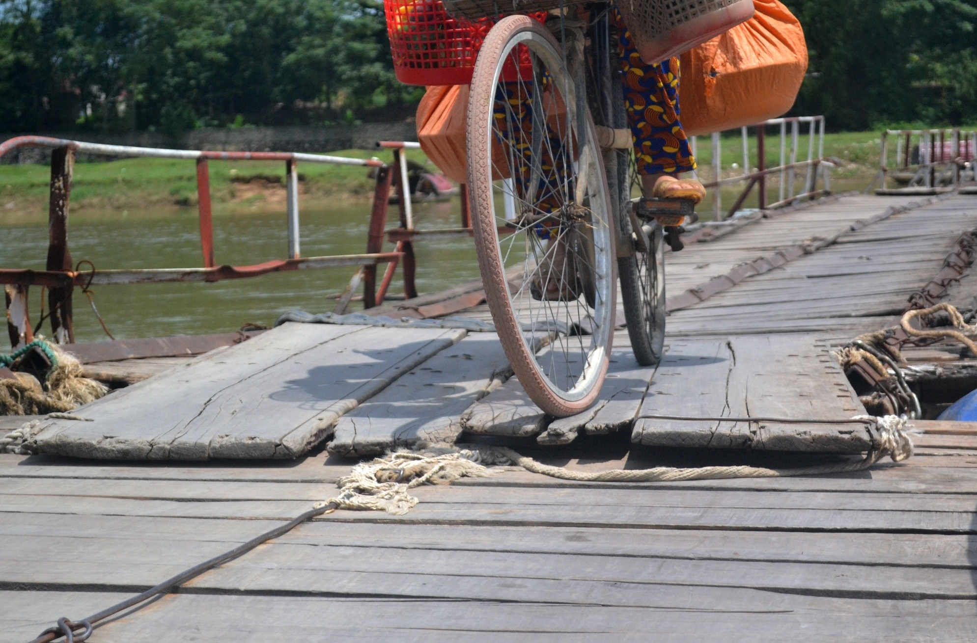 Bà Nguyễn Thị Thắm (xã Thiệu Hợp) cho biết, mỗi năm có ít nhất một người chết oan ở cầu phao Vồm. Gần đây nhất là trường hợp của nữ sinh Lê Thị Thúy (sinh năm 1993), sinh viên trường Cao đẳng y Thanh Hóa. Ngày 11/02/2014, Thúy đi qua cầu phao và bị trượt ngã xuống sông và bị nước cuốn trôi. Hai ngày sau, gia đình mới tìm thấy thi thể.