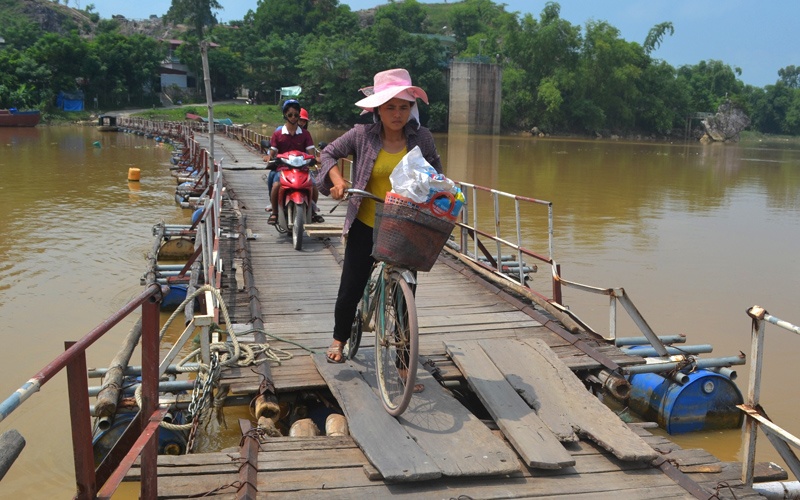 Danh du mang song tren cay cau co nhieu nguoi chet hinh anh