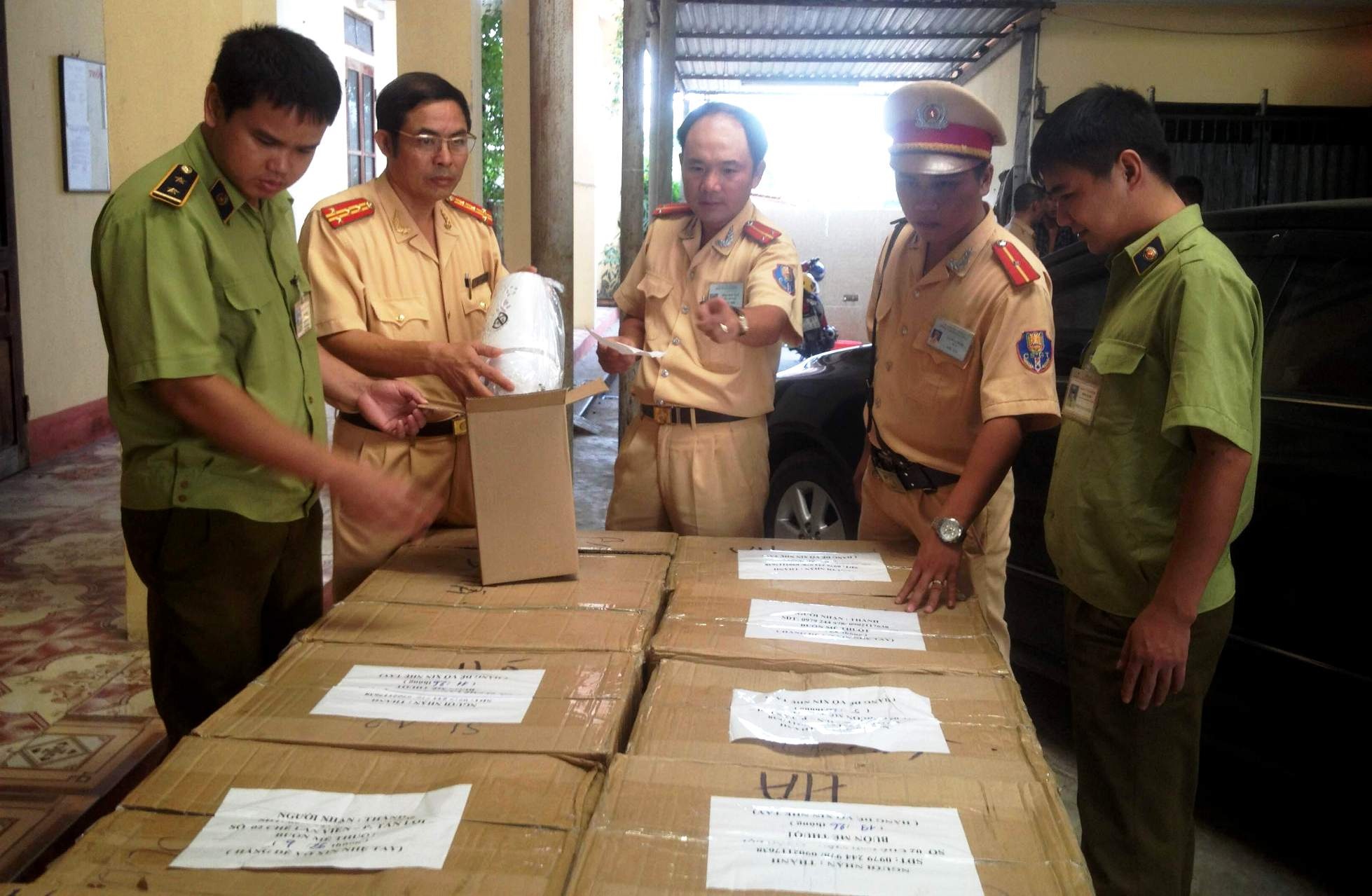 Thung chua  thuoc sung va linh kien sung tren xe khach hinh anh