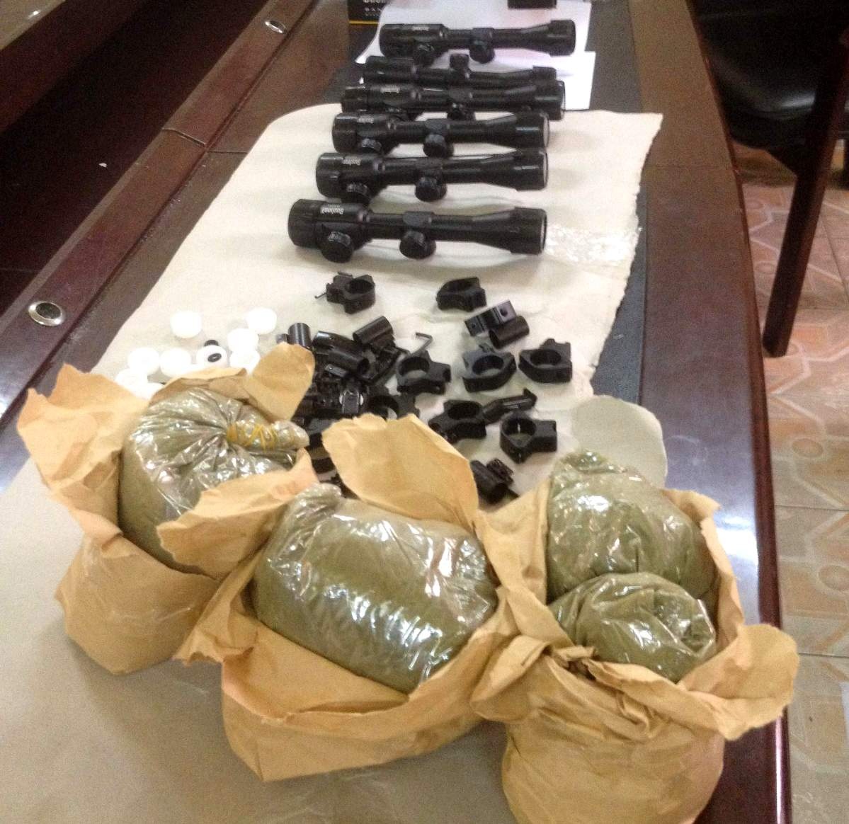 Thuốc súng và linh kiện súng bị thu giữ. Ảnh: N. T.