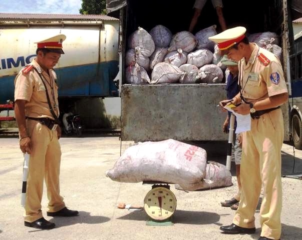 Chan xe tai cho 8 tan mo thoi ra Ha Noi tieu thu hinh anh