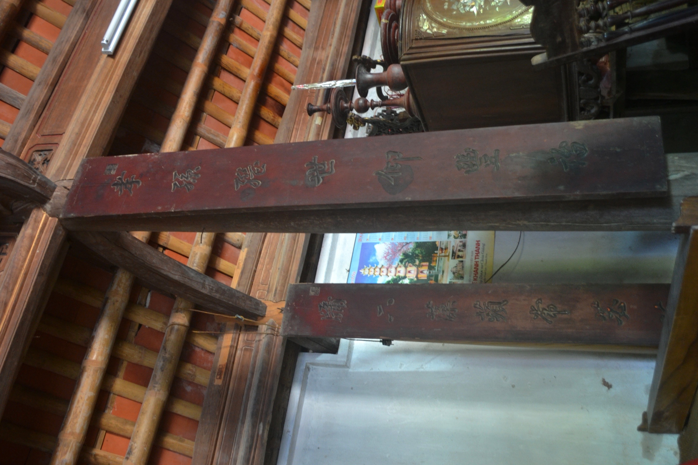 Các bức hoành phi, câu đối cổ cạnh bàn thờ vẫn còn nguyên vẹn