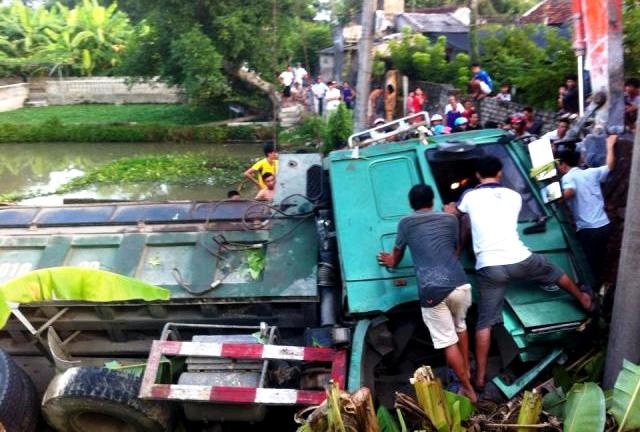 Xe tai lao xuong ao, tai xe ket trong cabin hon 4 gio hinh anh