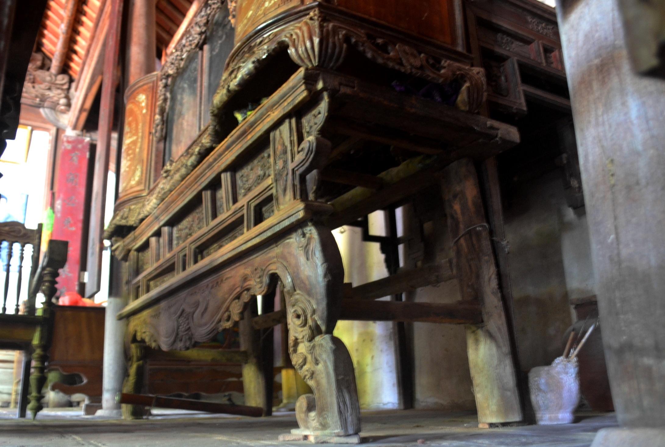 Kệ bàn thờ cổ.