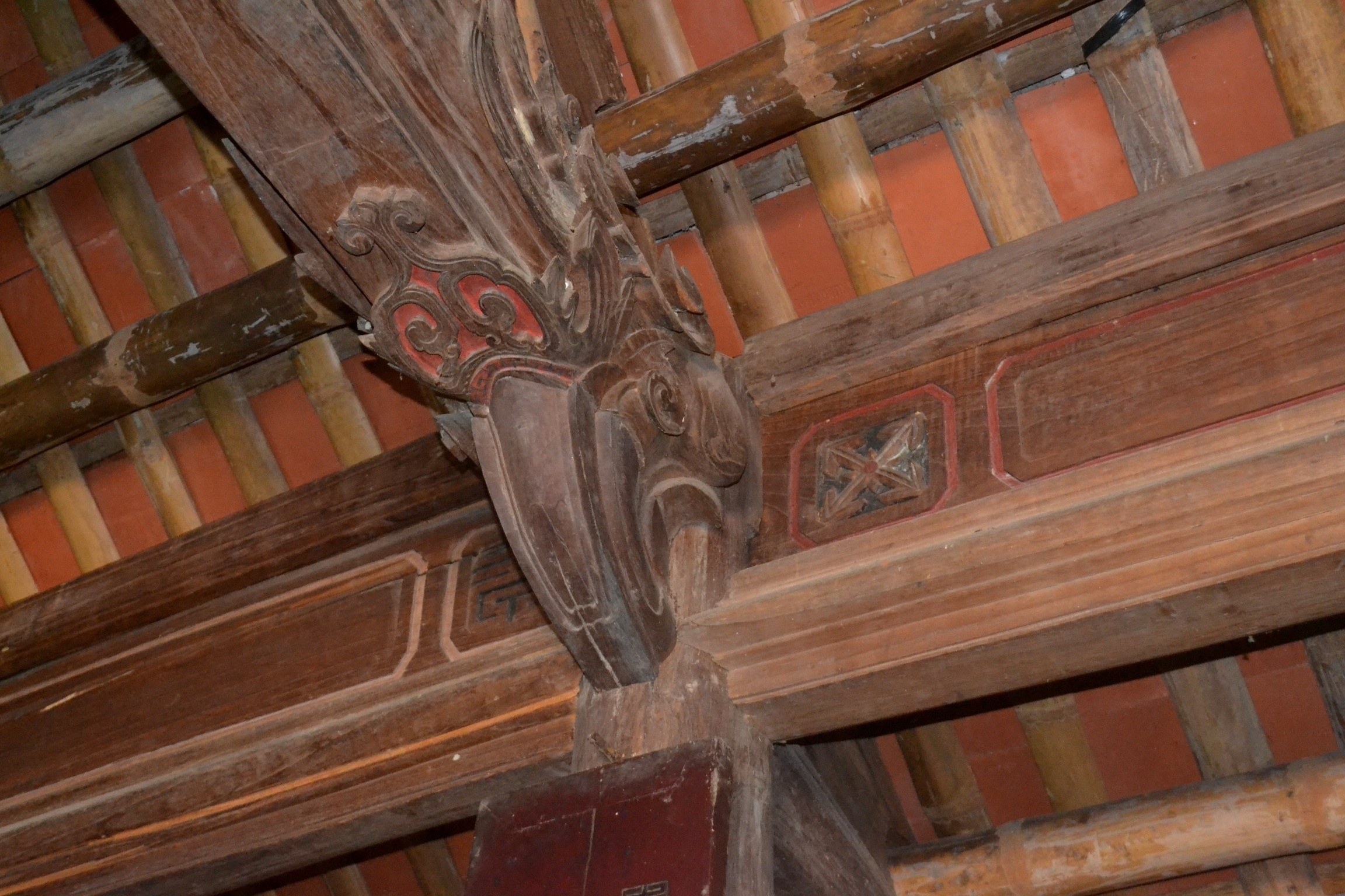 Các bộ phận nhà liên kết nhau bằng mộng, xà, kèo... và khi cần có thể tháo dỡ phần khung ra sau đó phục dựng như cũ. 