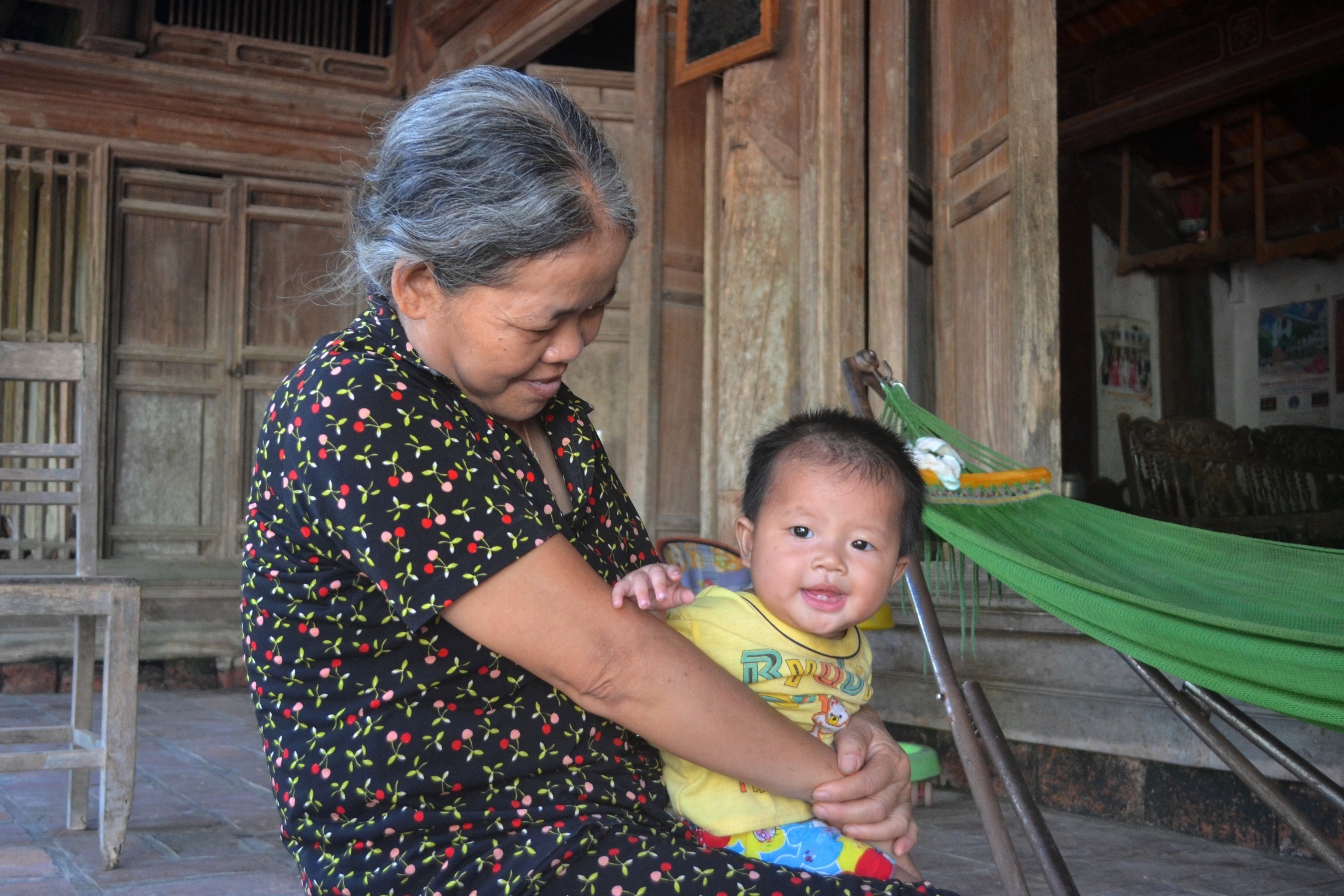 Bà Trương Thị Hóa (60 tuổi, vợ ông Tùng) vui vẻ cho biết: “Hiện nay ba thế hệ gia đình tôi vẫn sống trong ngôi nhà. Chúng tôi rất vui vì mỗi năm có hàng ngàn lượt khách tới tham quan”.