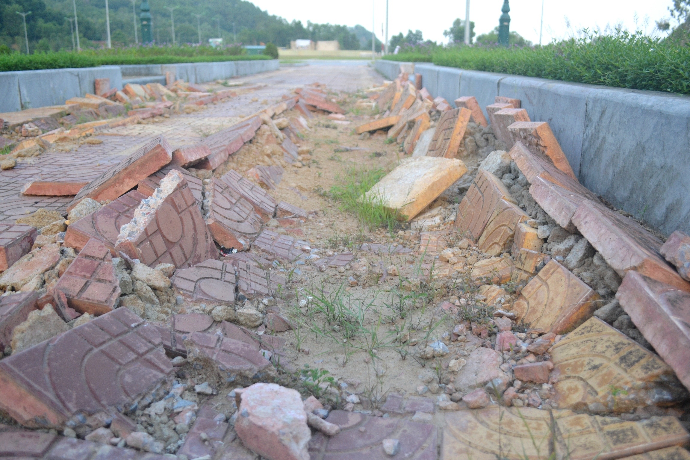 Quang truong 35 ty hu hong khong duoc sua chua hinh anh