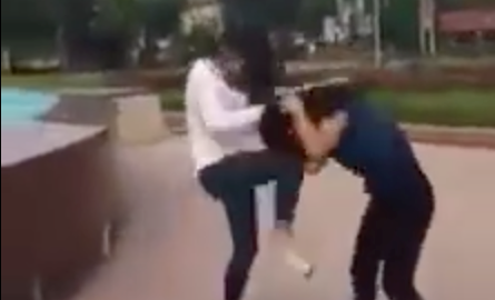 Xac minh danh tinh nhom nu sinh trong clip danh hoi dong hinh anh