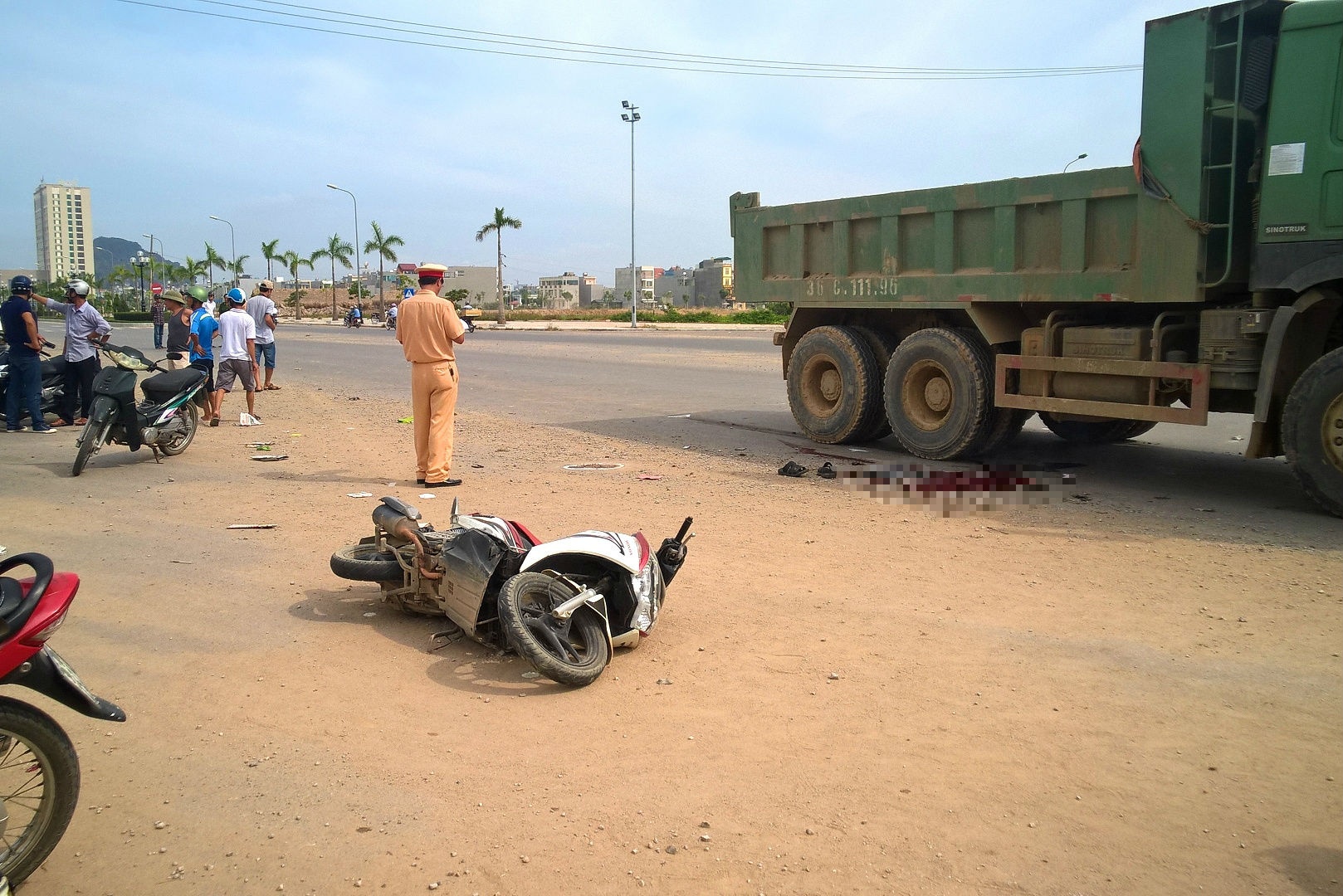 Xe Howo cuon nguoi di duong vao gam hinh anh