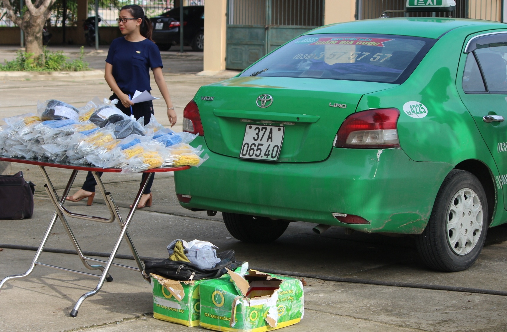 Thue taxi van chuyen hon 3.000 kip no hinh anh