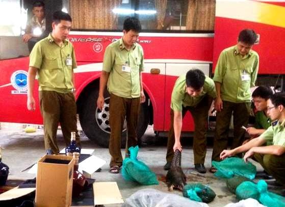 Chan xe khach cho hang chuc kg ran, 5 con te te di tieu thu hinh anh