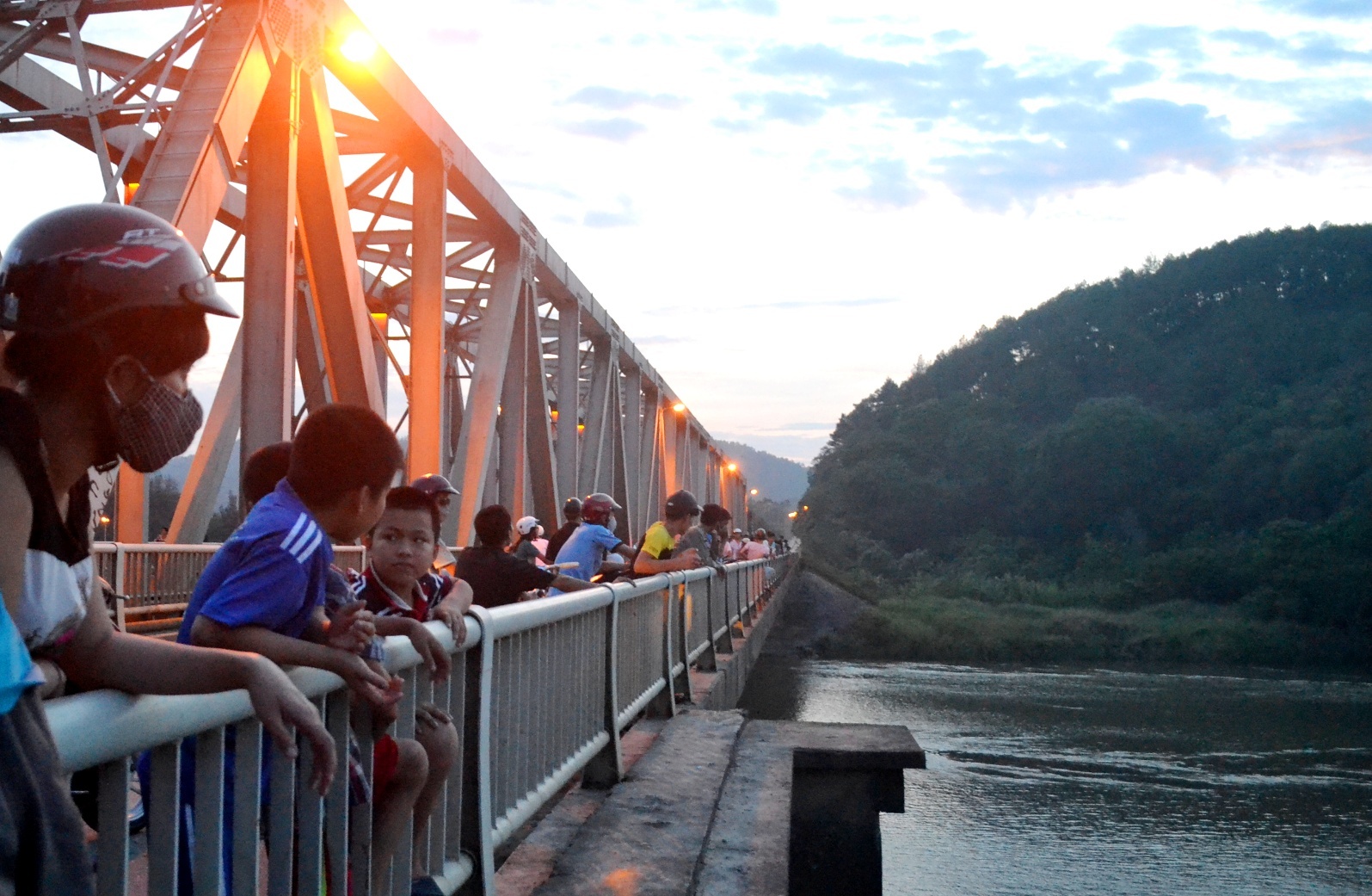 Di quanh cau Ham Rong 3 vong roi nhay song tu van hinh anh