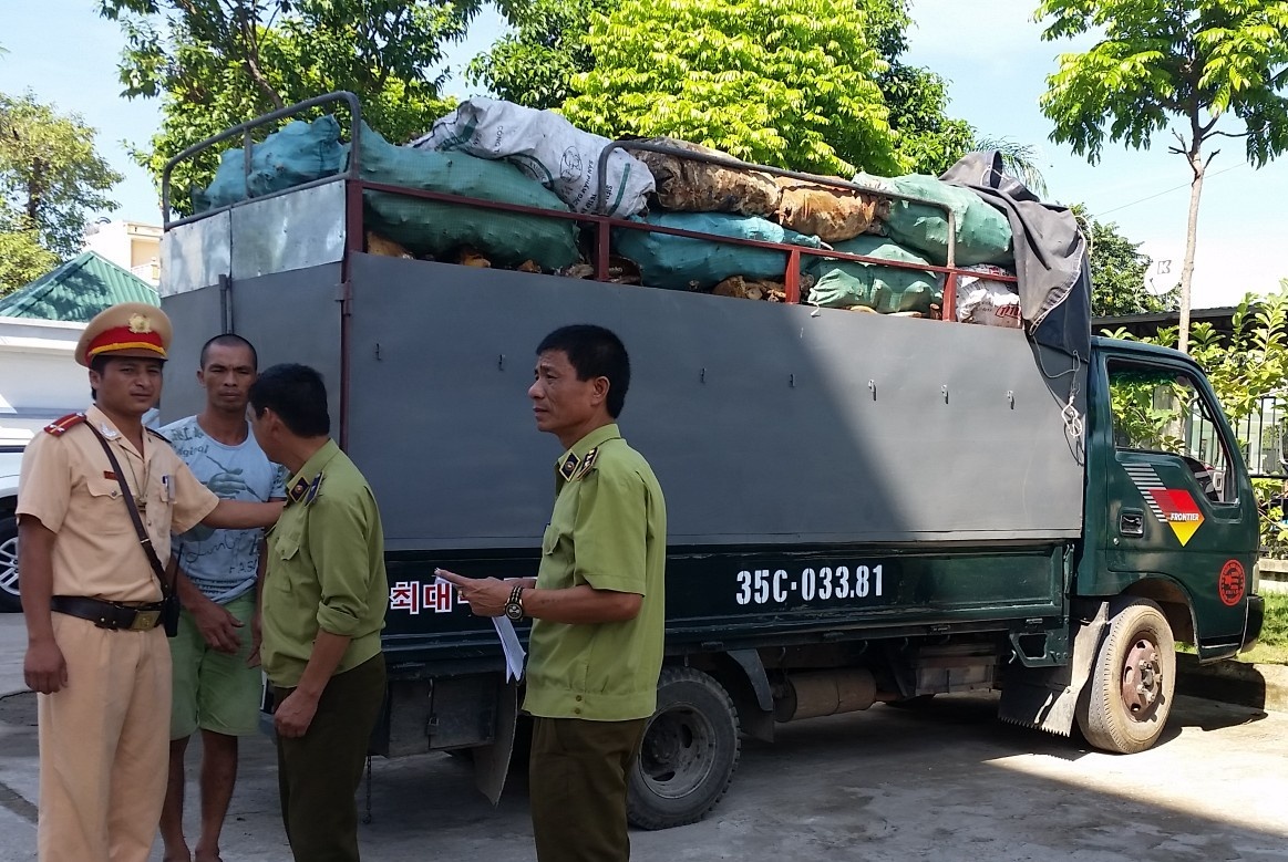 Bat xe tai cho 3,6 tan xuong dong vat hoi thoi hinh anh