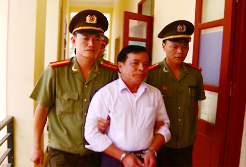 Hai can bo xa bi bat vi gay that thoat hang ty dong hinh anh