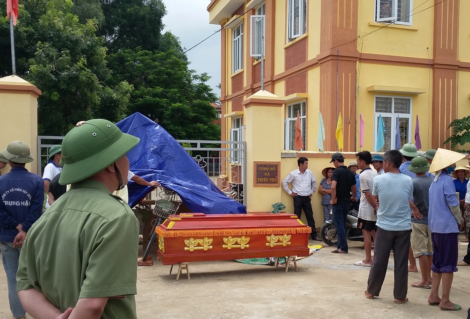 Mang quan tai den uy ban xa khieu nai hinh anh