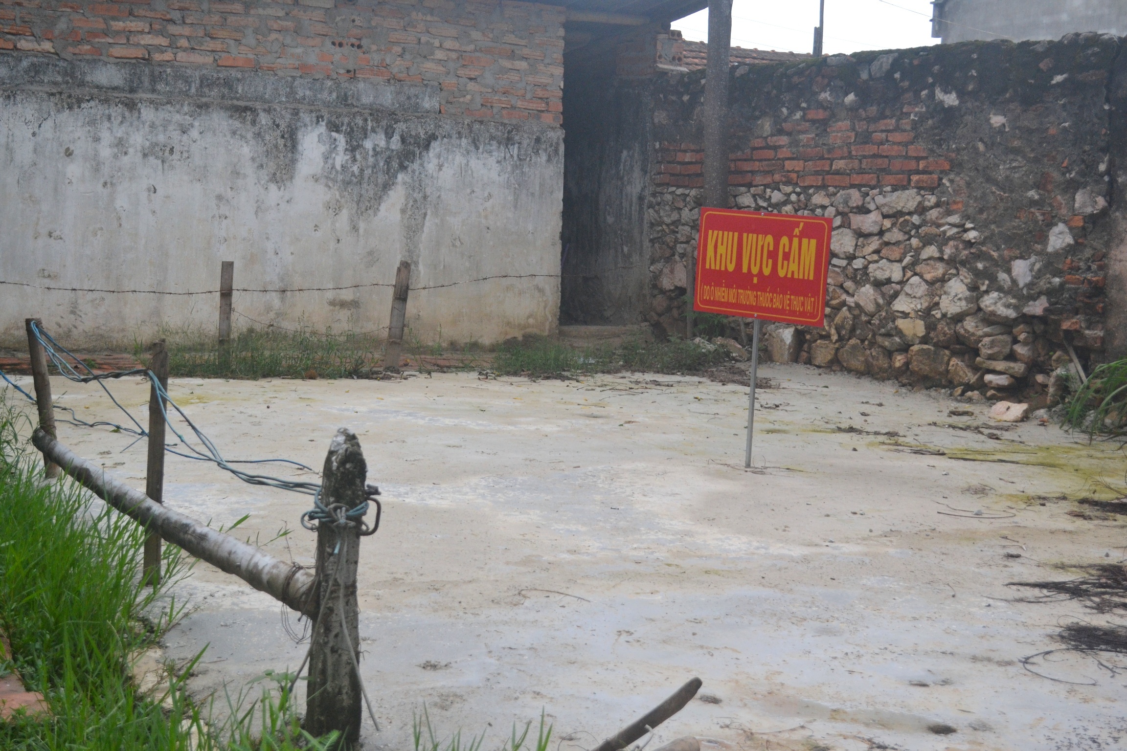 Khu đất trong Trường Mầm non xã Thiệu Nguyên được đổ bê tông và cắm biển cảnh báo. Ảnh: Nguyễn Dương.