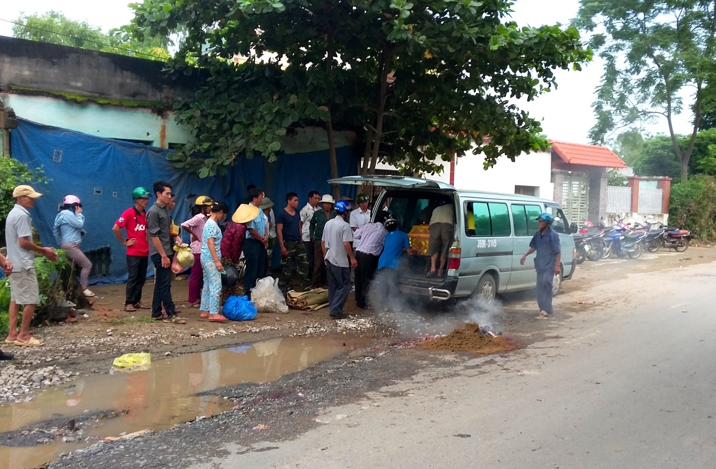 Thieu phu tre bi xe tai cuon vao gam tren duong di lam hinh anh