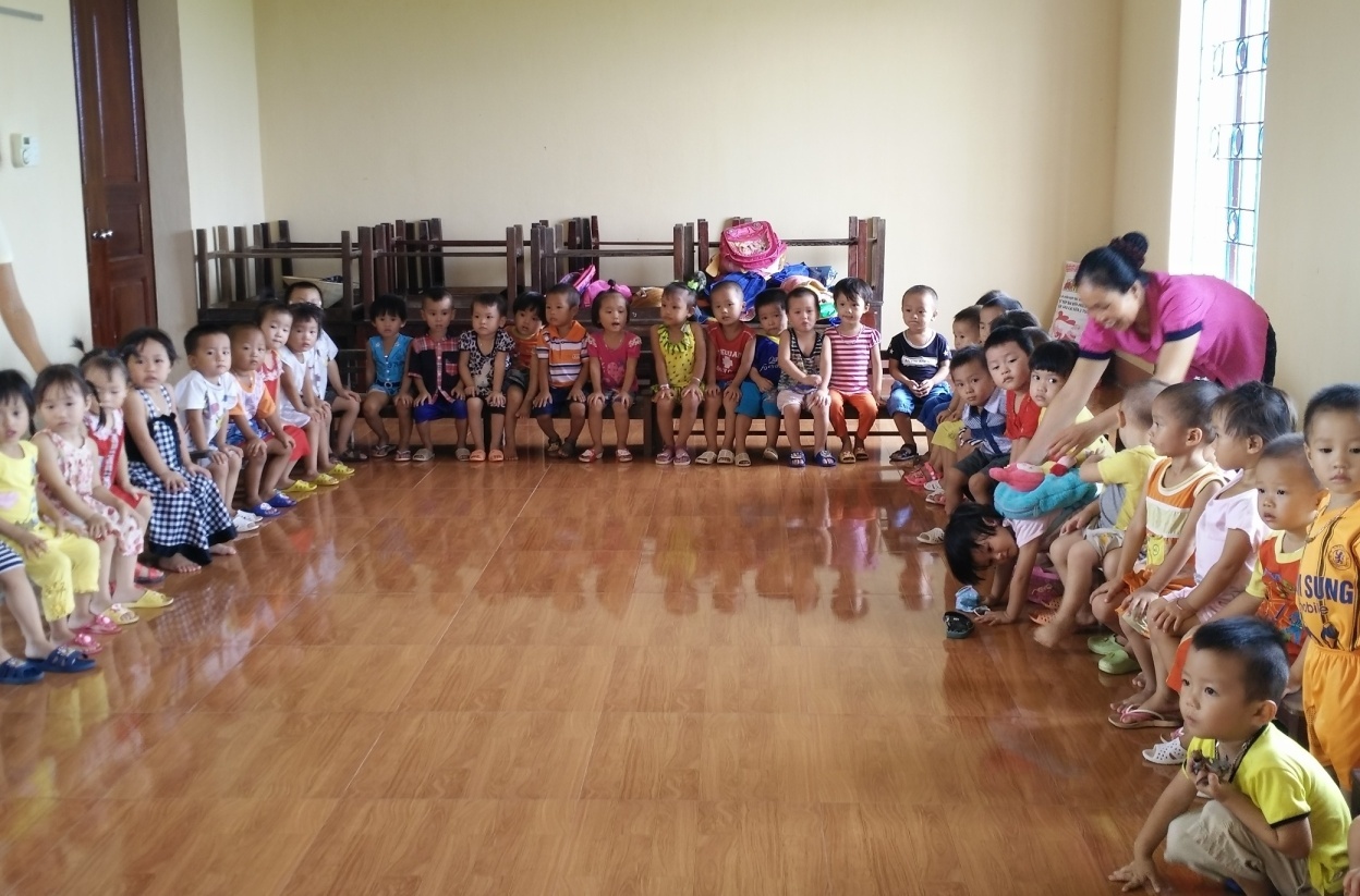 Các cháu mầm non ở các độ tuổi phải chen chúc học trong các nhà văn hóa thôn trên địa bàn xã  Thiệu Nguyên. Ảnh: Nguyễn Dương.