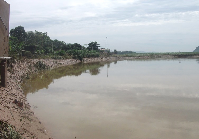 Chau be 8 tuoi nga xuong dong nuoc lu tu vong hinh anh
