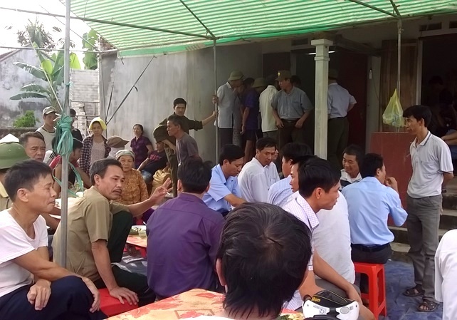 Người thân, hàng xóm lo hậu sự cho ông