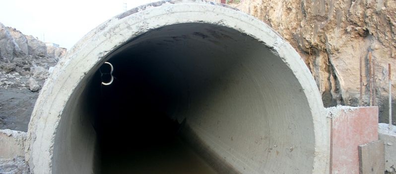 Be 3 tuoi tu vong trong ong cong hinh anh