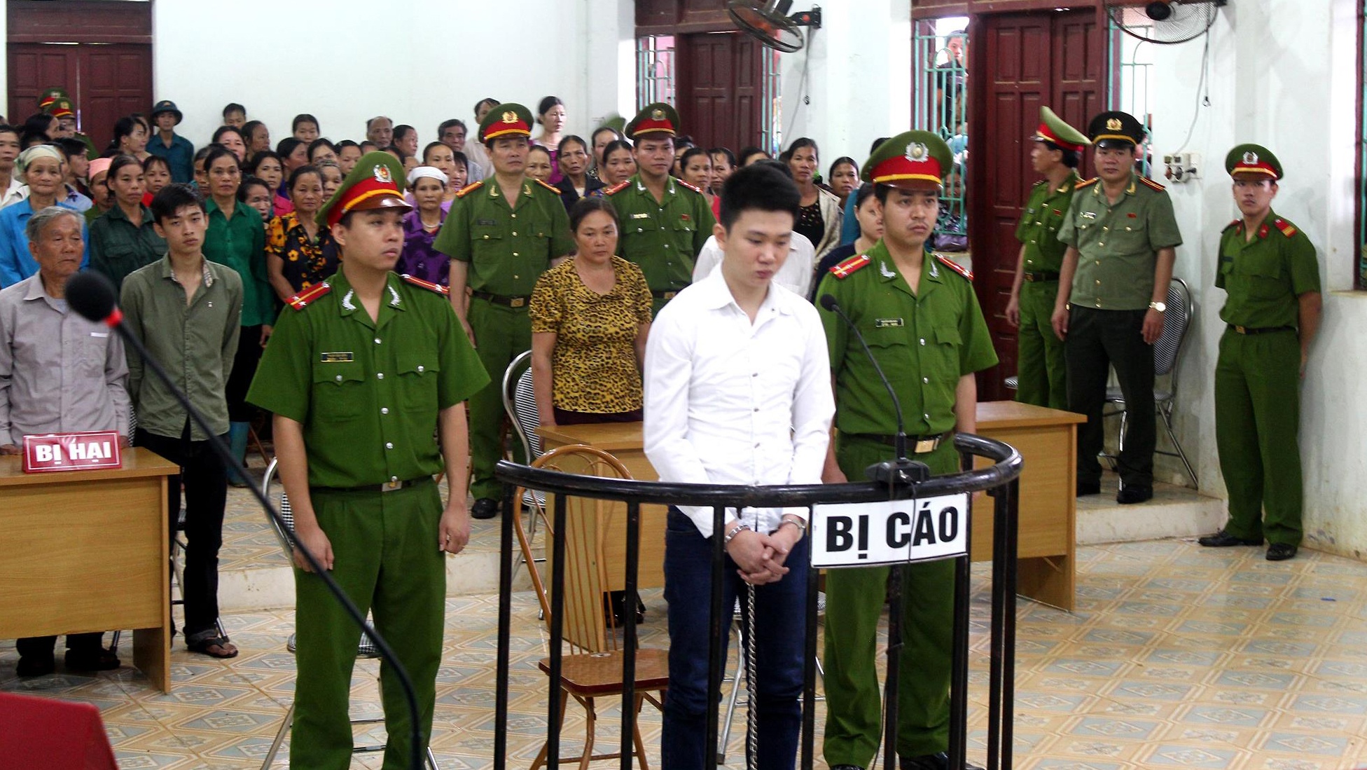 Rất đông người dân đến theo dõi diễn biến phiên xử. Ảnh:  T.Đ.