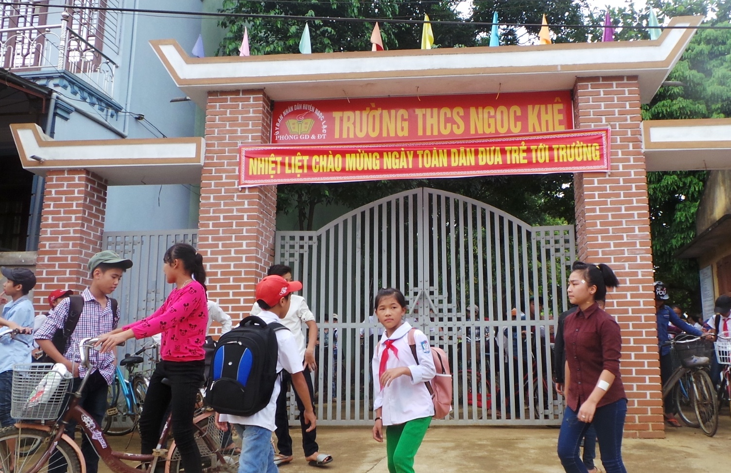 Chuyen hang loat giao vien cap hai sang day mam non hinh anh