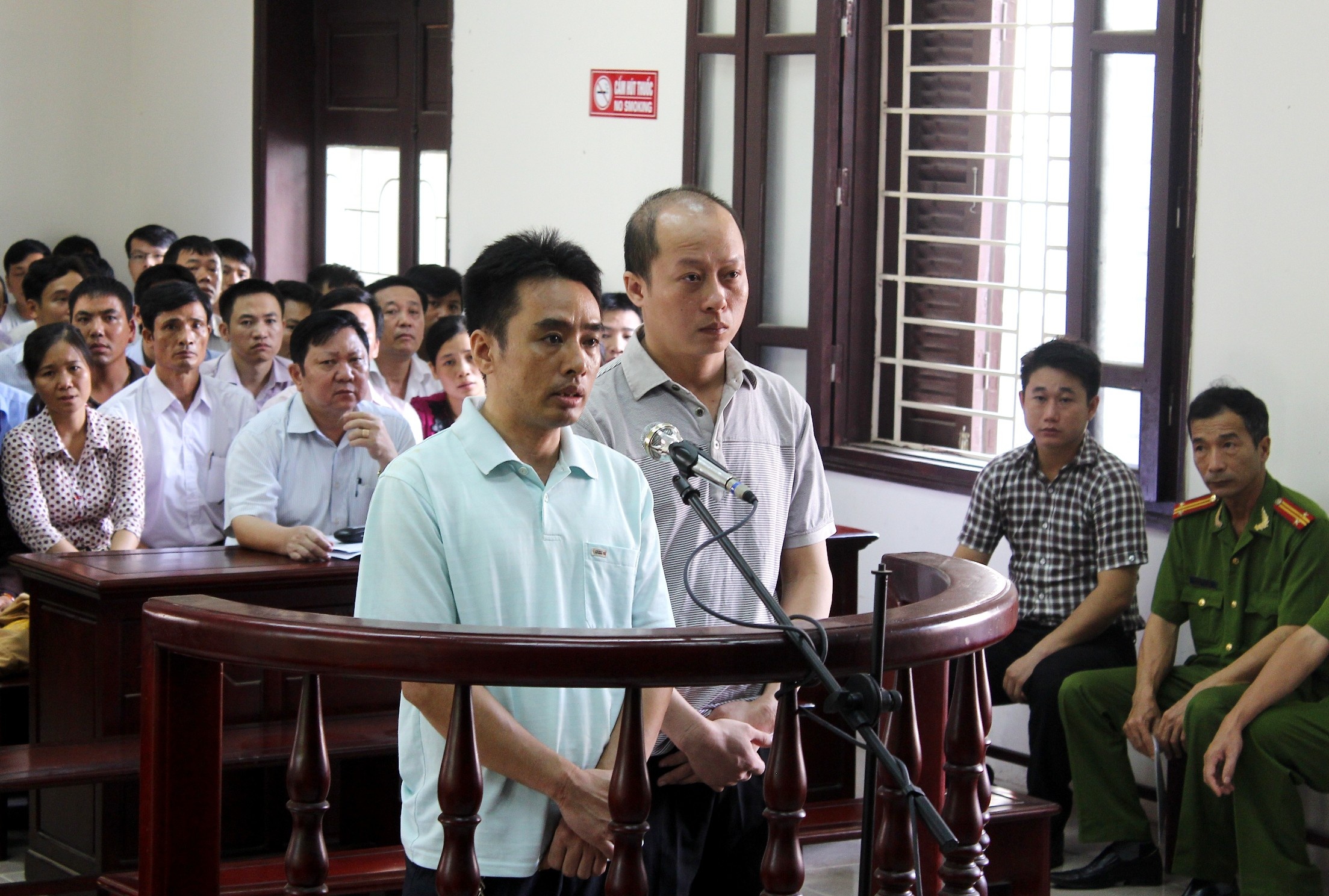 Hai kiem lam nhan hoi lo khoc tai toa hinh anh