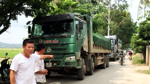 Dan dat da tren duong chan xe qua tai hinh anh