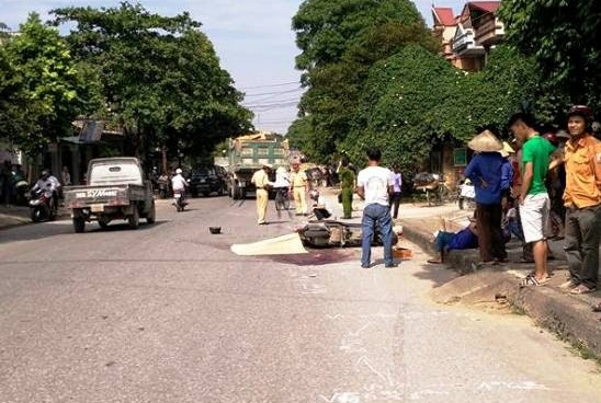 Hai nguoi dan ong bi xe Howo cuon vao gam hinh anh