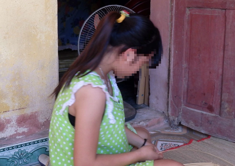 Can bo xa lam nu sinh cap 3 co bau hinh anh