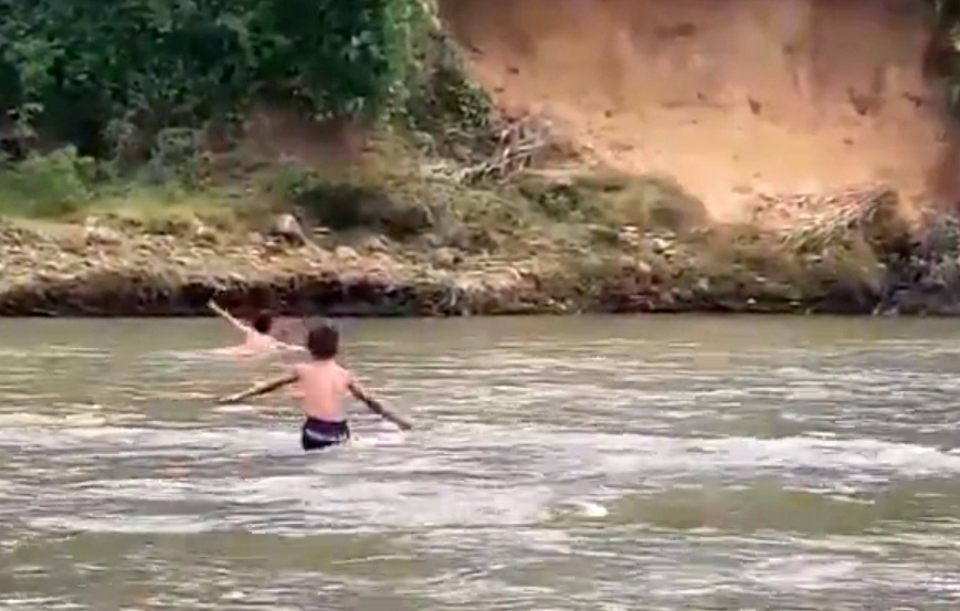 Ban lang nhu oc dao, dan boi loi vuot song hinh anh