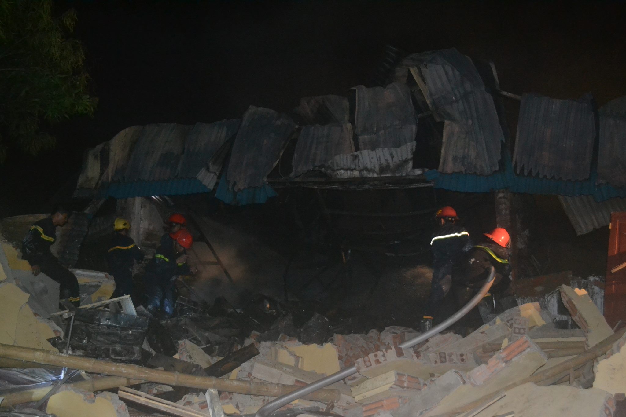 Linh cuu hoa trang dem dap lua kho hang 1.000 m2 hinh anh