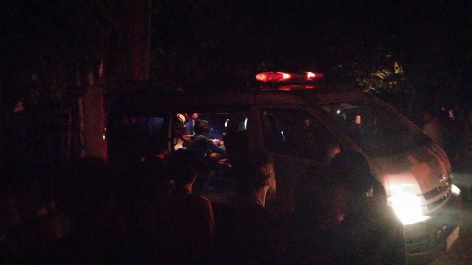 Xe cấp cứu đưa hai nạn nhân bị thương đi cấp cứu. Ảnh: Định Nam.