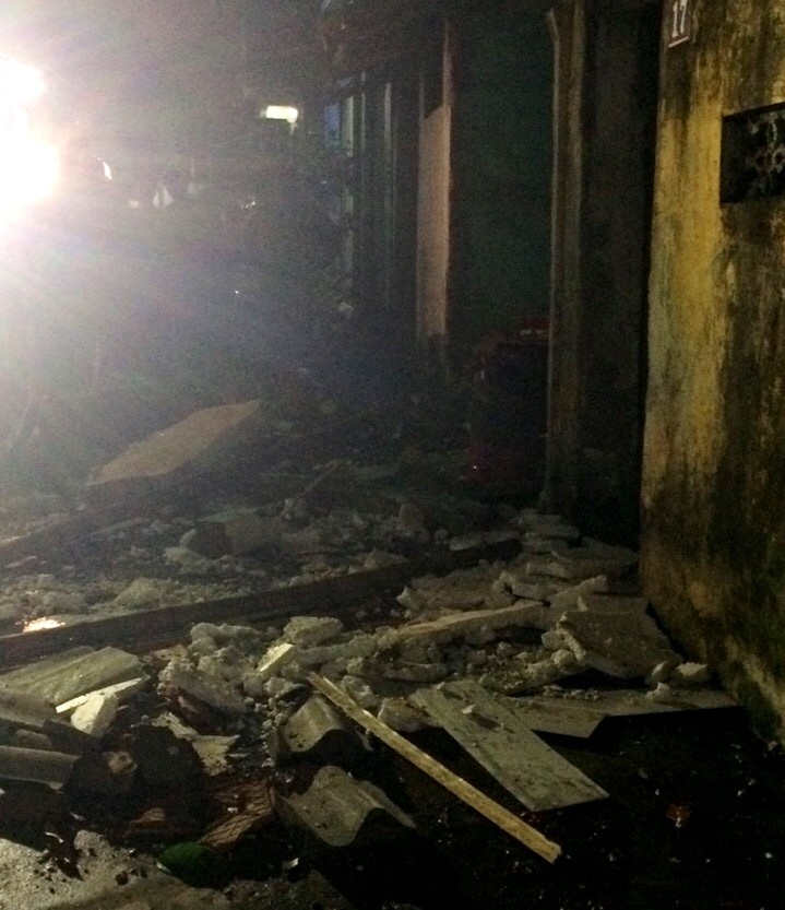 Hiện trường bên ngoài vụ nổ. Ảnh: Định Nam.