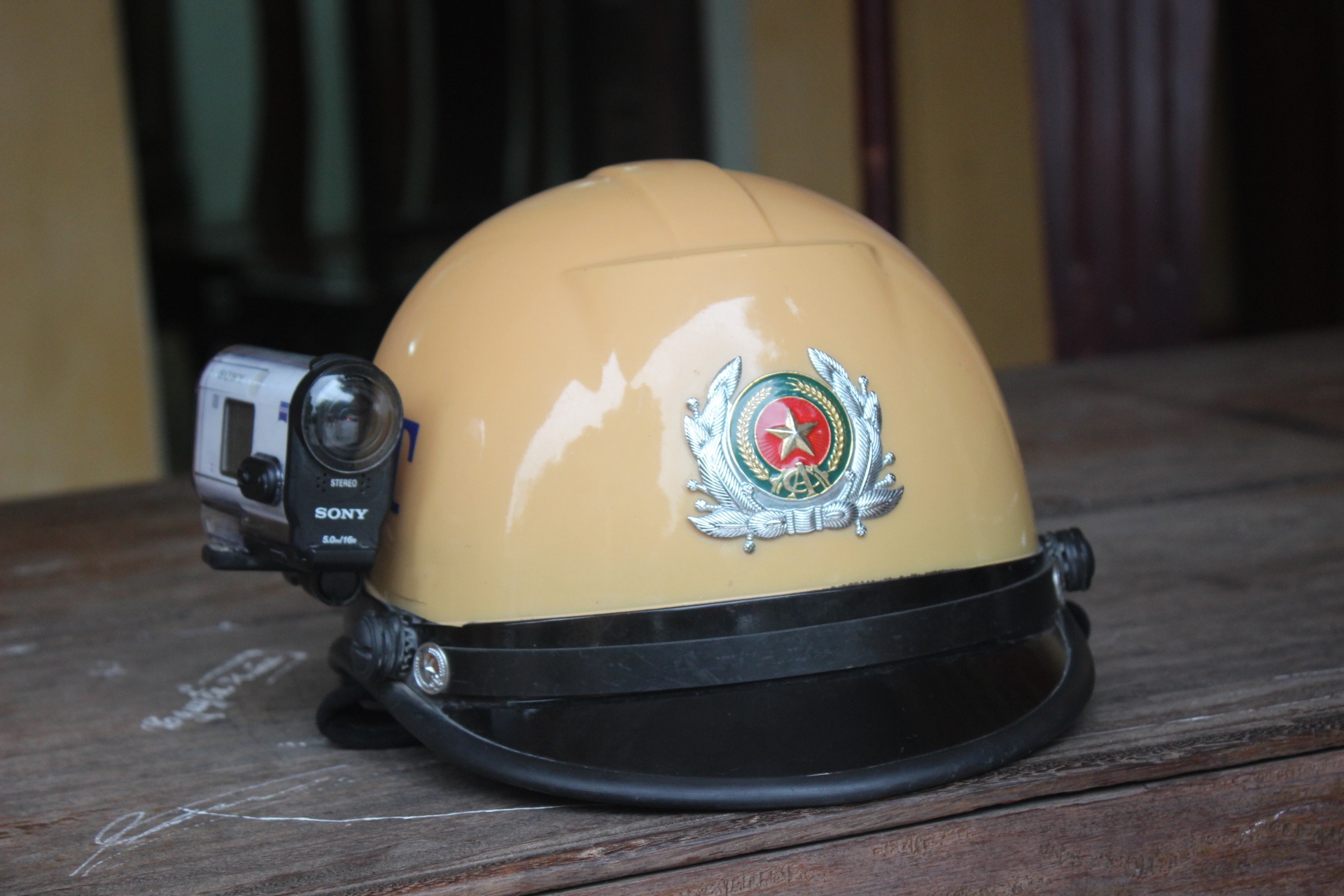 CSGT Thanh Hoa gan camera len mu bao hiem hinh anh