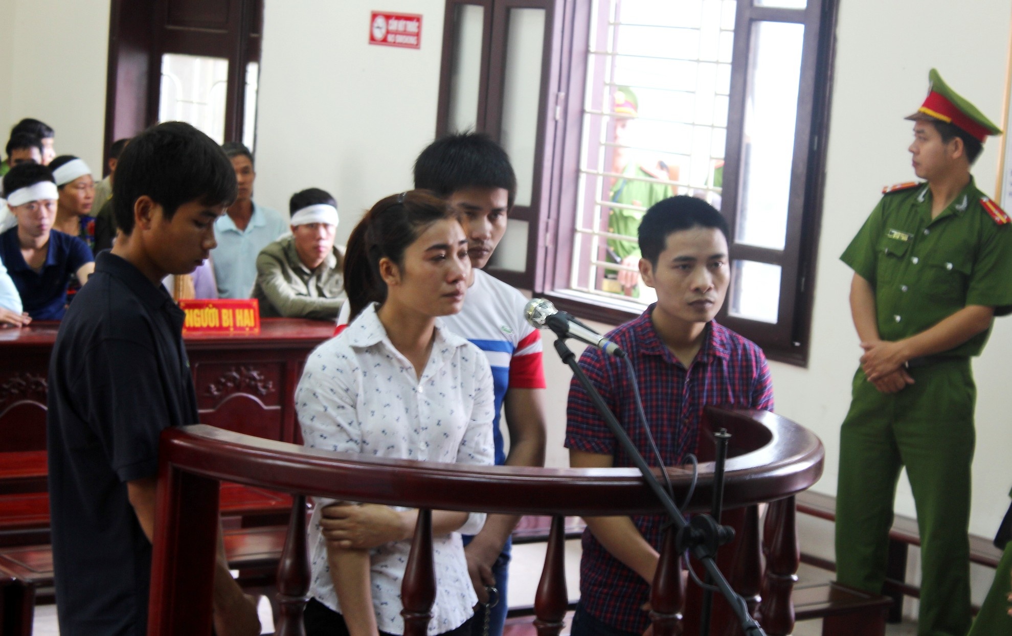 Y an ke sat nhan giet vo chong chu tiem cam do hinh anh