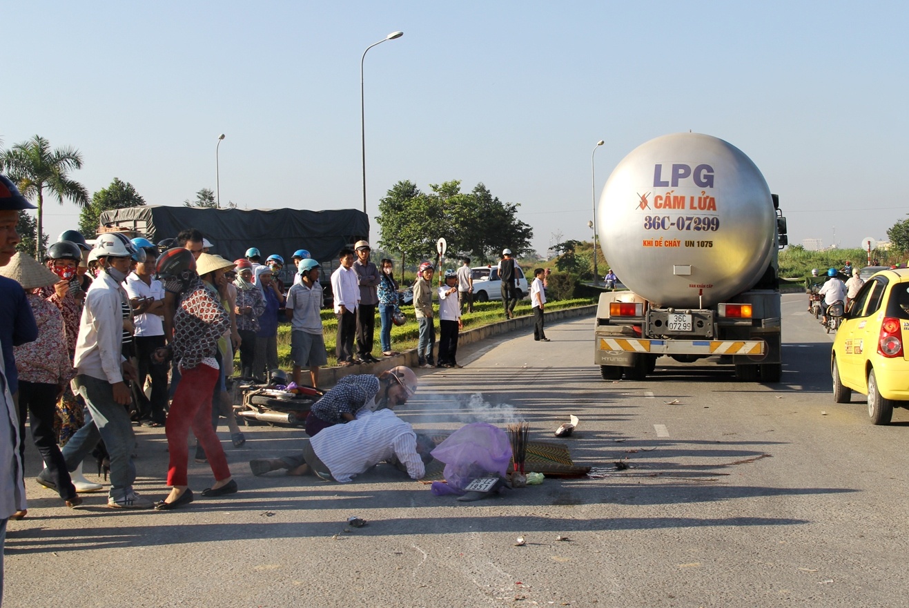 Vo tu nan tren duong vao benh vien cham chong hinh anh