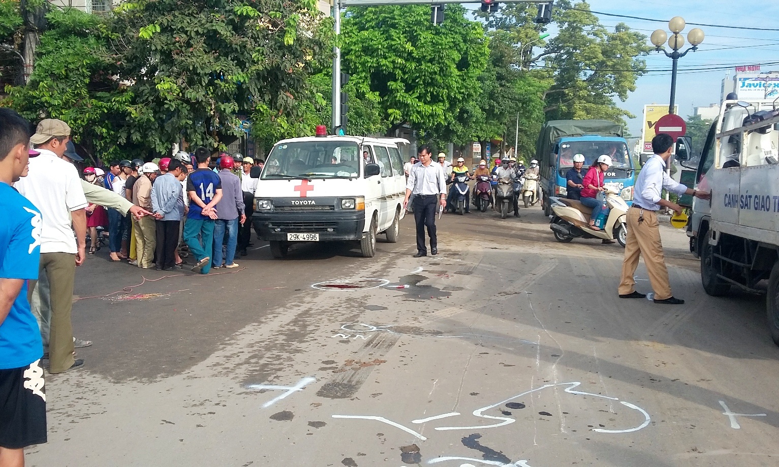 Dung cho den do, 2 phu nu bi xe tai cuon vao gam hinh anh