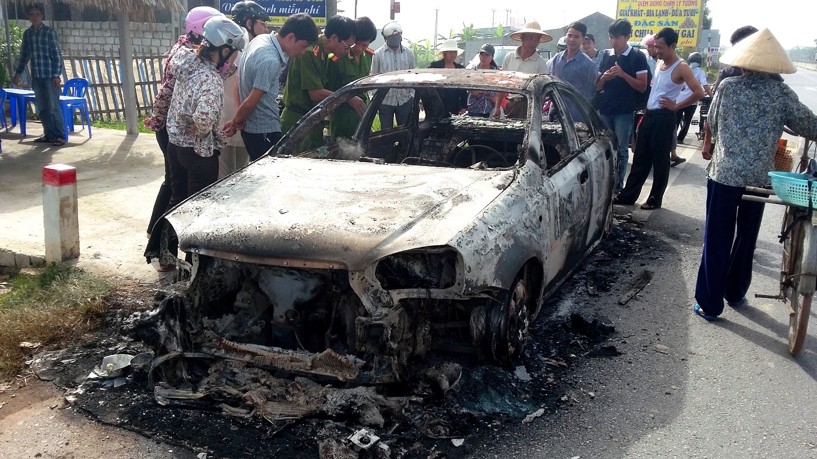 Khach quay pha, cham lua dot xe hop cua chu xe hinh anh